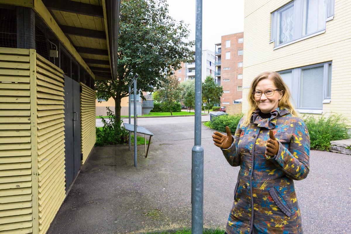 Jenni Keväänvirta tapasi ison siilin kotipihallaan Oulunkylässä. Roskakatoksen alus voisi sopia siilin talvipesäksi. Kuva: Esko Jämsä