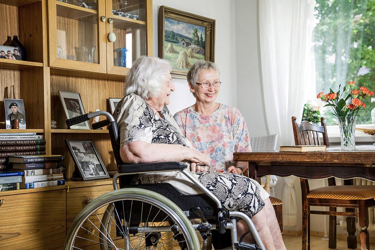 Sirkka-Liisa Lundmark (vas.) ja Leena Lehtonen voivat jutella vaikka kirjoista. Pöydällä on Poika eli elämäänsä -kirja, jossa on F. E. Sillanpään omistuskirjoitus.