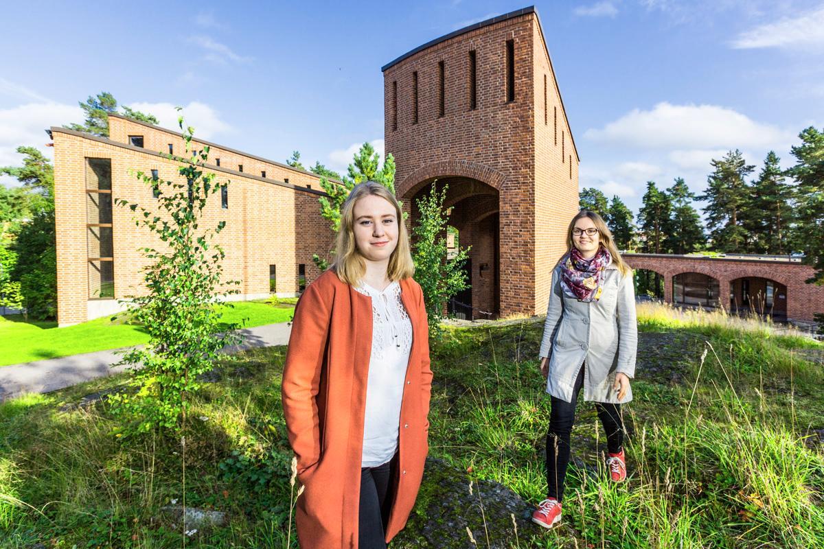 Nina Vuorinen ja Salla Nokelainen kutsuvat puhumaan ajankohtaisista teemoista. Puhekumppaniksi Leppävaaran kirkolle saapuu 25.9. myös Espoon piispa Tapio Luoma.