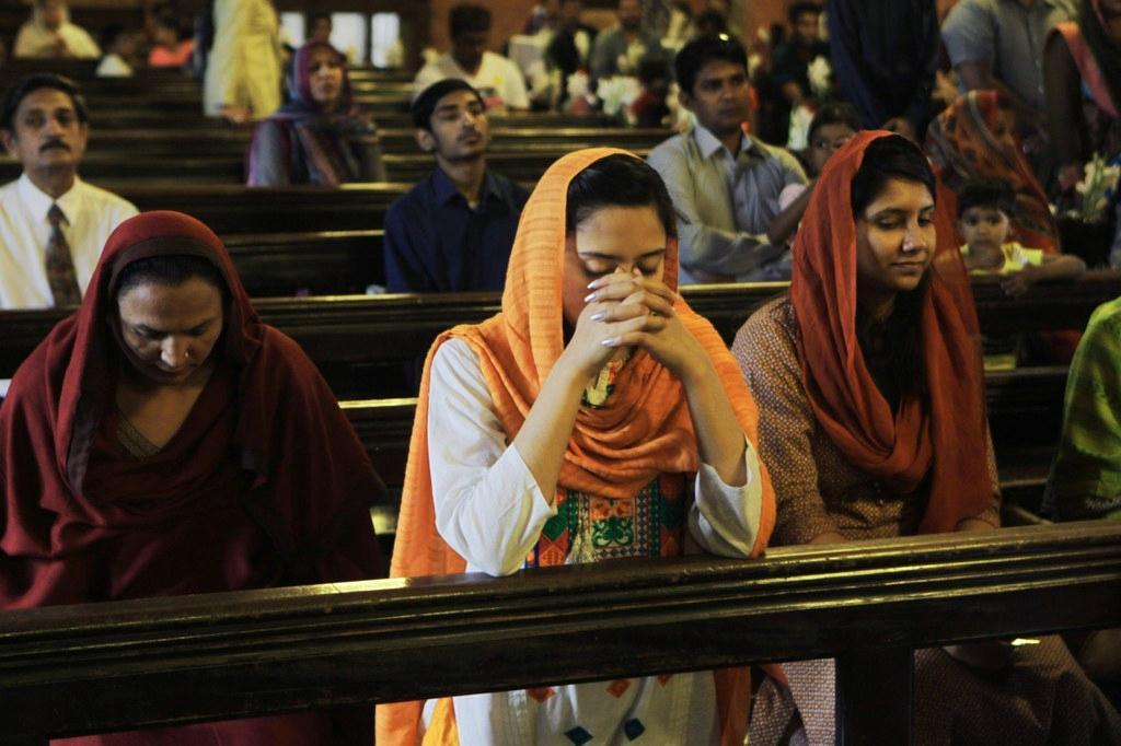 Pakistanilaiskristityt surevat kirkossa. Pääsiäissunnuntaina viime vuonna kymmeniä kristittyjä kuoli talibanin tekemässä pommi-iskussa Lahoressa. Kuva: Lehtikuva / Reuters
