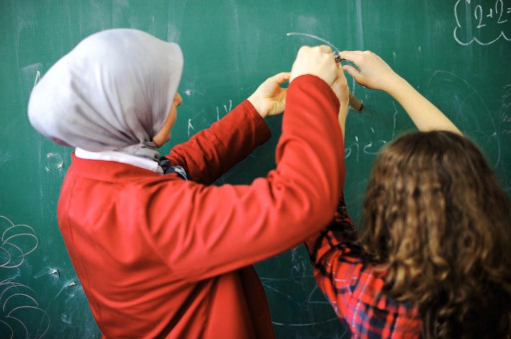 Vuosina 1936–1955 syntyneet musliminaiset kävivät koulua keskimäärin 2,1 vuotta vähemmän kuin miehet. 1976–1985 syntyneillä ero on kaventunut 1,2 vuoteen. Kuva: Thinkstock