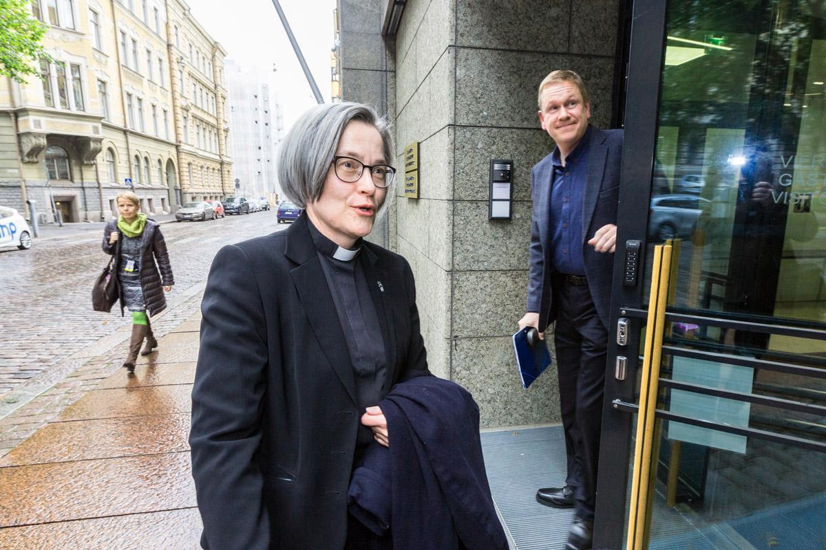 Kaisa Huhtala ja Jari Rankinen luovuttivat eilen vetoomuksen kristityksi kääntyneiden turvapaikanhakijoiden puolesta.