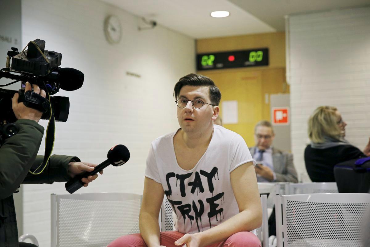 Perussuomalaisten nuorten entinen puheenjohtaja Sebastian Tynkkynen tuomittiin sakkoihin uskonrauhan rikkomisesta ja kiihottamisesta kansanryhmää vastaan.