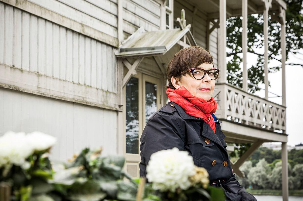 Kati Tervolla on työhuone Villa Kivessä. Myös hänen romaaninsa päähenkilö Ellen Thesleff työskenteli valkoisessa huvilassa: Casa Biancassa Muroleessa.