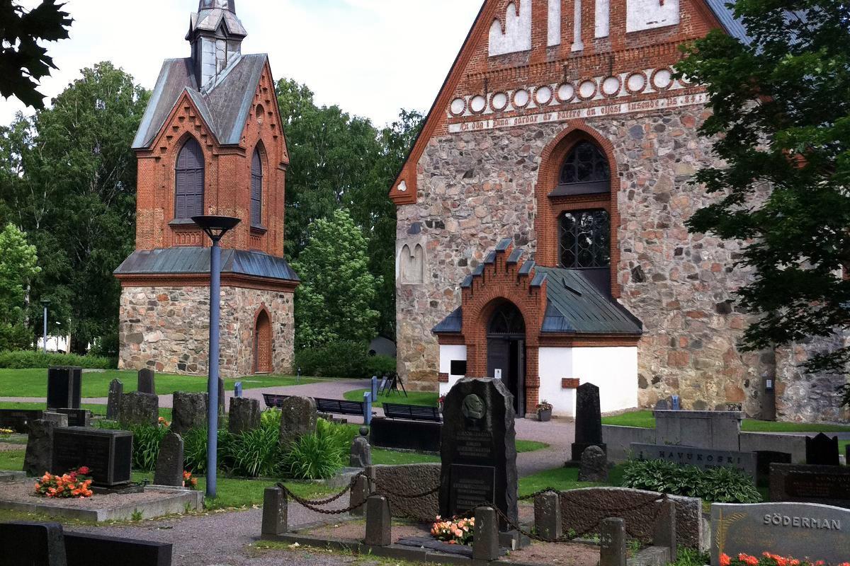 Kesätyöntekijöitä kaivataan muun muassa Helsingin pitäjän kirkon hautausmaalle.