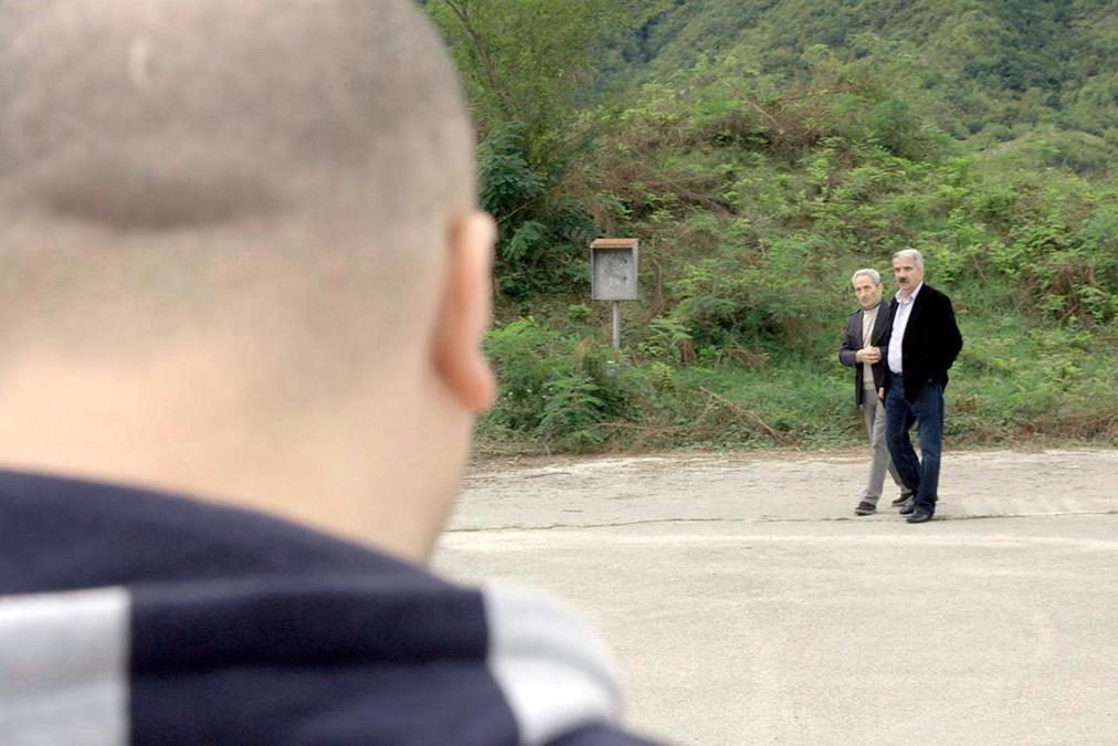 Anteeksiantamaton-dokumenttielokuvassa esiintyvä Esad Landzo odottaa tapaamiseen kahta bosnialaismiestä, joilta hän haluaa pyytää anteeksi tekojaan.