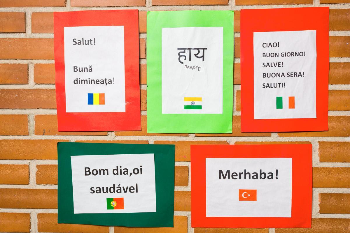 Latokasken koulun seinä kertoo, että sen oppilaat puhuvat monia eri kieliä.