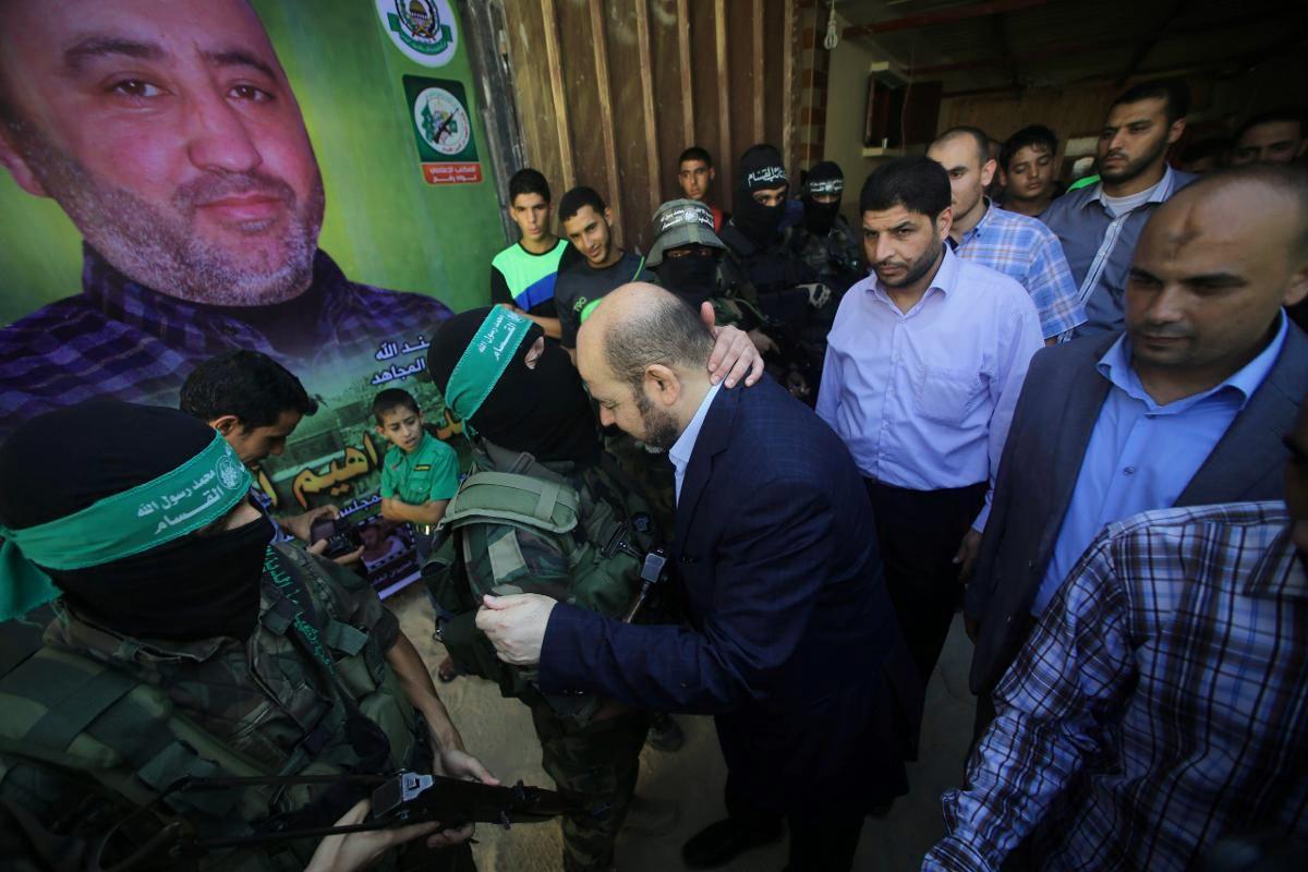 Salafijihadistisen terroristijärjestön Hamasin kakkosmiehenä tunnettu Mussa Abu Marzuq (kuvassa keskellä) oli edustajana neuvotteluissa, joissa kriisinhallintajärjestö CMI toimi välittäjänä Hamasin ja Fatahin välillä. Kuva: Said Khatib / AFP / Lehtikuva