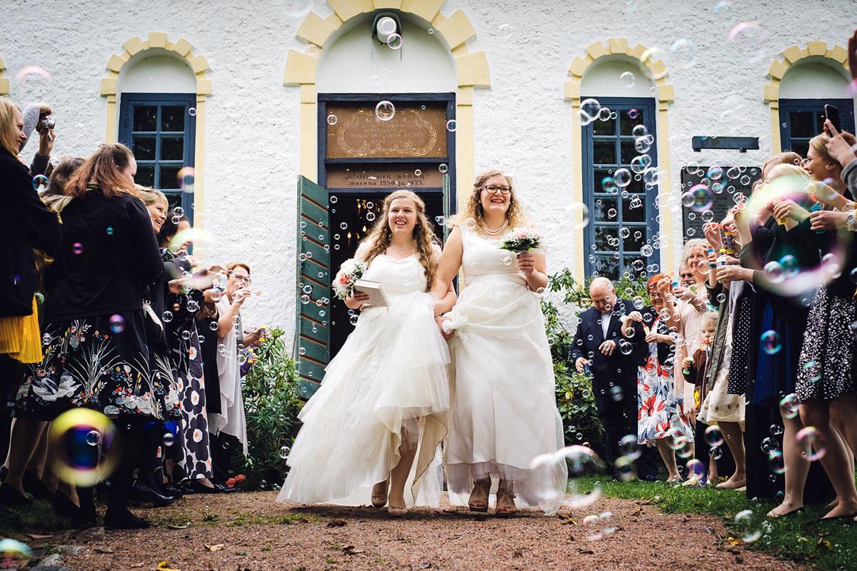 Venla Silmunen ja Ida Uotinen, nyk. Silmunen, menivät naimisiin Teijossa syyskuun toisella viikolla.