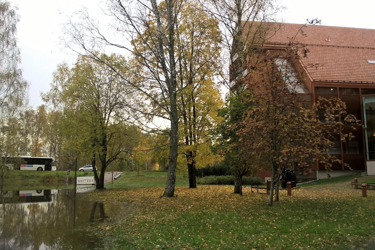 Espoonjoen tulva ulottuu Kirkonkympin takapihalle asti. Espoon keskuksessa sijaitsevassa rakennuksessa on Espoon tuomiokapitulin sekä kahden seurakunnan toimitiloja.