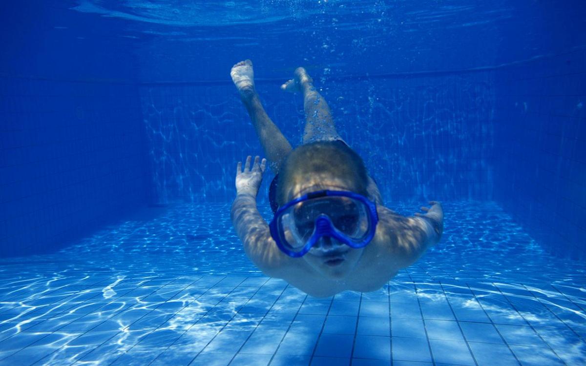 Alle 18-vuotiaat pääsevät syyslomaviikolla ilmaiseksi Espoon uimahalleihin.