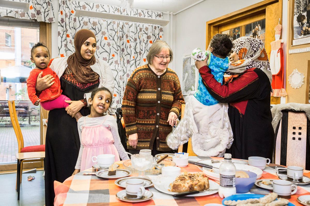 Nadira Saleebaan (vasemmalla), hänen tyttärensä Nabiha (sylissä) ja Nazima, Raili Lehtinen ja Jasmin Mohammad ovat tulleet tutuiksi.
