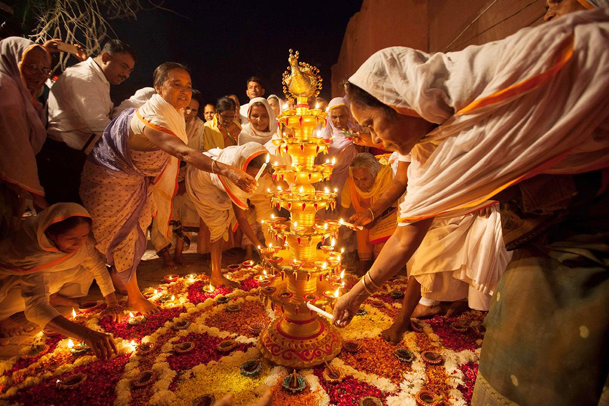 Intialaiset lesket sytyttävät öljylamppuja diwali-juhlan aikana Gopinathin temppelin luona Vrindavan kaupungissa, Intiassa. Vasta viime vuosina on myös naisleskien ollut hyväksyttävää osallistua juhlaan. Diwalissa, Valon juhlassa, juhlitaan hyvän voittoa pahasta ja hindujumala Raman voittoa Ravana-jumalasta. Diwali on jokasyksyinen hindujuhla, jota varten koti siivotaan ja koristellaan. Silloin myös shoppaillaan ahkerasti ja annetaan lahjoja läheisille. Tänä vuonna diwalia vietetään 18. ja 19.10.