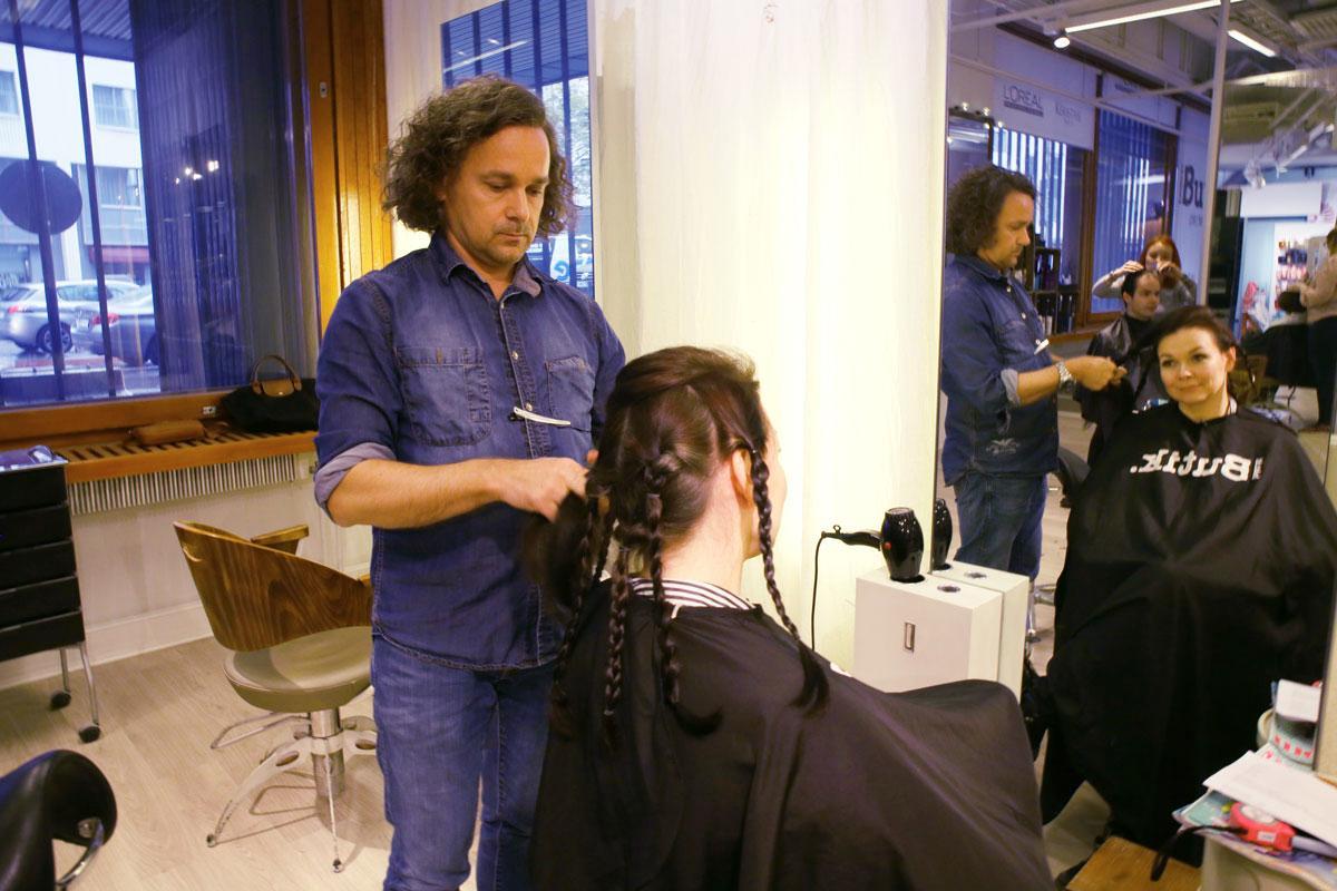 Tukkaoperaation hiustenleikkaustempauksessa ei liiku raha, vaan mukana olevat kampaamot tekevät homman veloituksetta. Kuva: Mari Aarnio