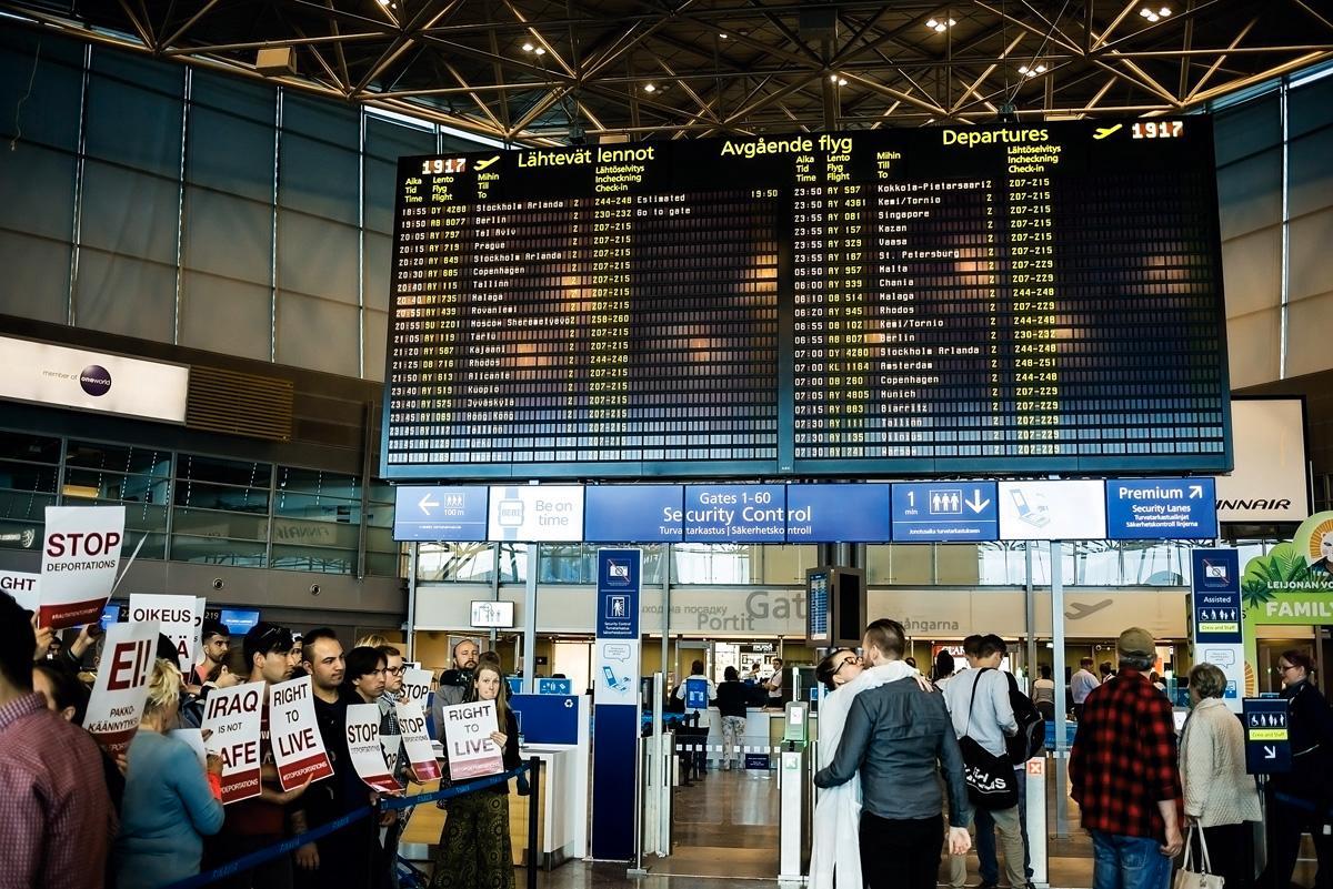 Kymmenet mielenosoittajat vastustivat 23-vuotiaan Laran pakkopalautusta Irakiin Helsinki-Vantaan lentoasemalla kesäkuussa 2017. Palautus keskeytettiin lopulta ennen koneen lähtöä, koska lentokapteeni kieltäytyi kuljettamasta kirkuvaa matkustajaa.