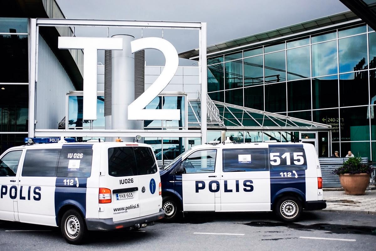 Vastaako Suomi ilmastopakolaisuuteen lisääntyvällä voimankäytöllä ja rajoille nousevilla muureilla? Poliisiautot partioivat Helsinki-Vantaan lentoasemalla.