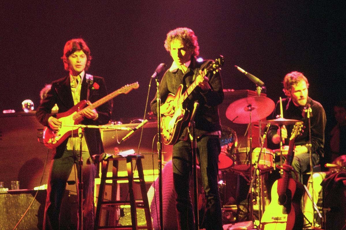 Talvella 1974 Bob Dylan esiintyi kuuluisan The Bandin kanssa. Rummuissa on Levon Helm ja kitarassa Robbie Robertson.