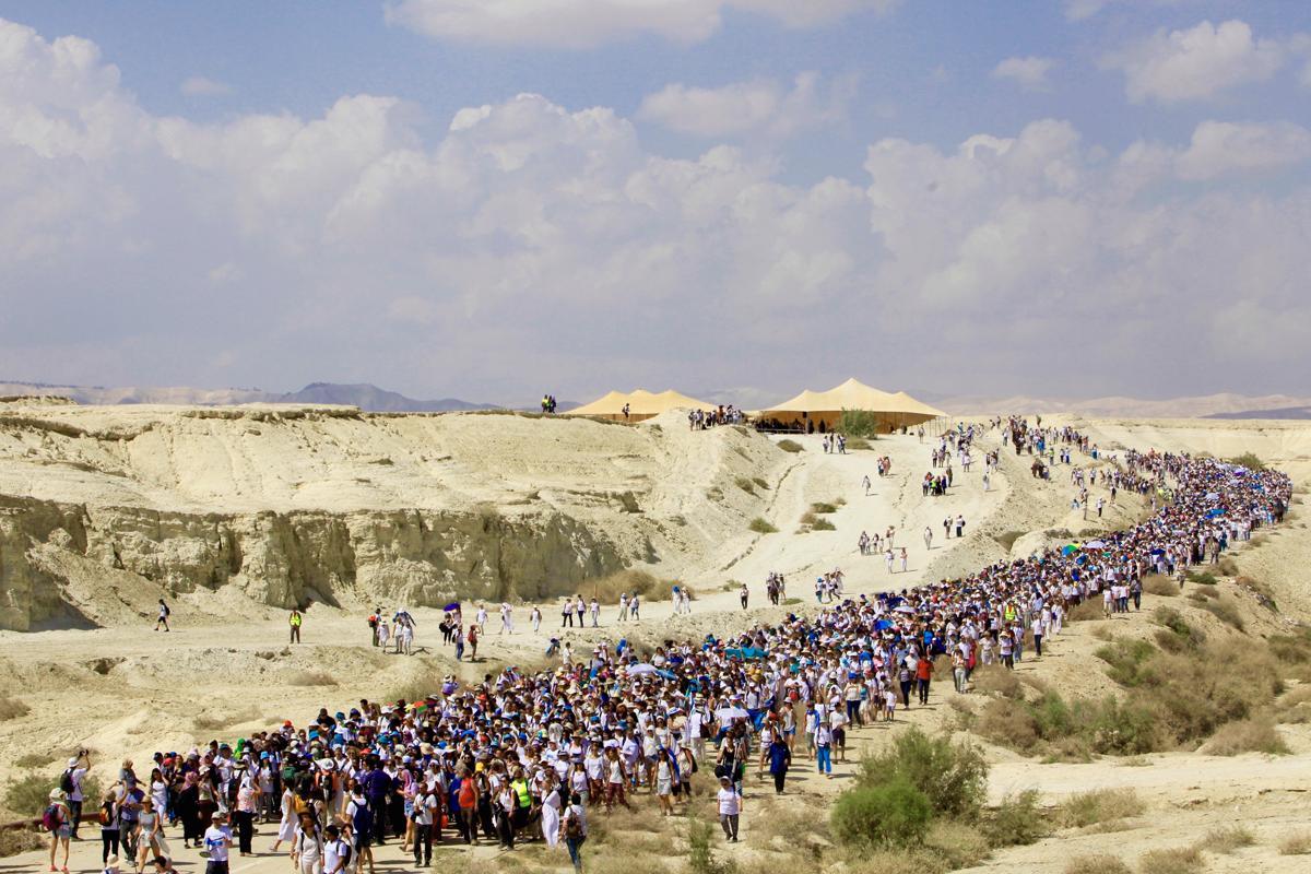 Noin 3000 palestiinalaista ja 12 000 israelilaista osallistui Kuolleella merellä järjestettyyn naisten marssiin rauhan puolesta.