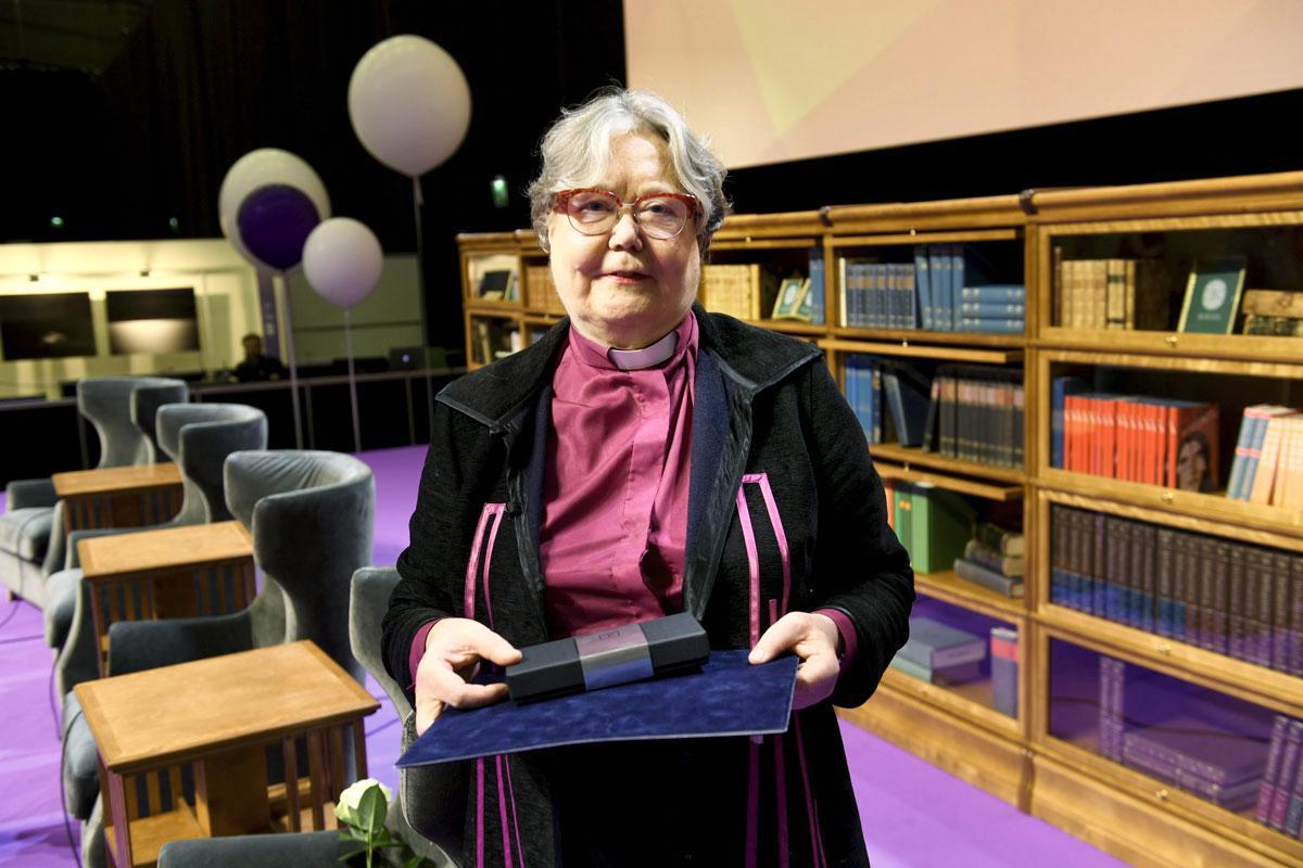 Irja Askola sai Helsingin kirjamessuille ensi kertaa jaetun Minna Canth -palkinnon. Hän pitää Canthia esikuvanaan.