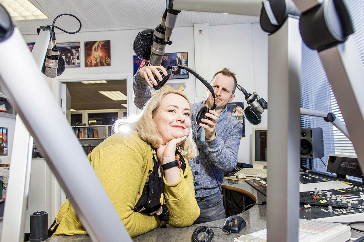 Kirsi Rostamo ja Ariel Neulaniemi Radio Dein studiossa Helsingin Pasilassa.
