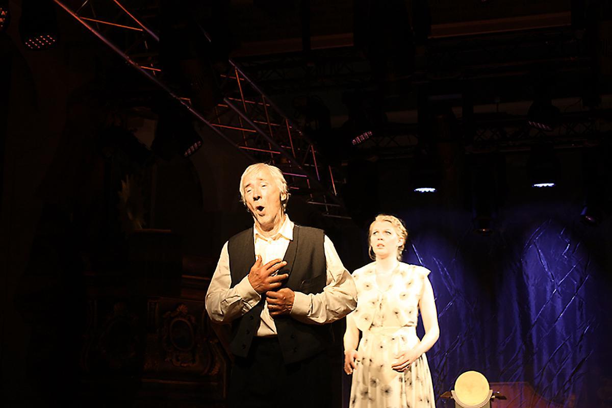 Esa Ruuttunen ja Laura Mäkitalo laulavat Kolme kirjettä Laestadiukselle -oopperan konserttiversiossa.