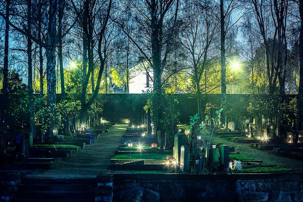 Haudoilla käynti pyhäinpäivänä yleistyi Suomessa sodan jälkeen. Kuolleiden muistelemisen lisäksi päivä muistuttaa jälleennäkemisen toivosta. Kuva on Hietaniemen hautausmaalta.