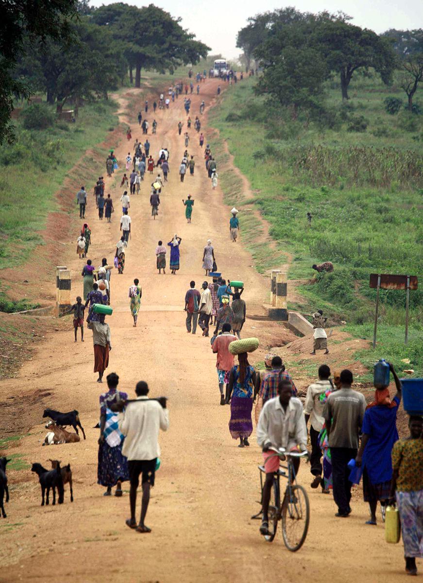LRA:n ja Ugandan hallituksen välinen sota ajoi monet pohjoisugandalaiset evakkoon. Kuvassa evakkoja Kitgumin kaupungin läheltä vuonna 2005. Kuva: Thomas Morley / Reuters / Lehtikuva