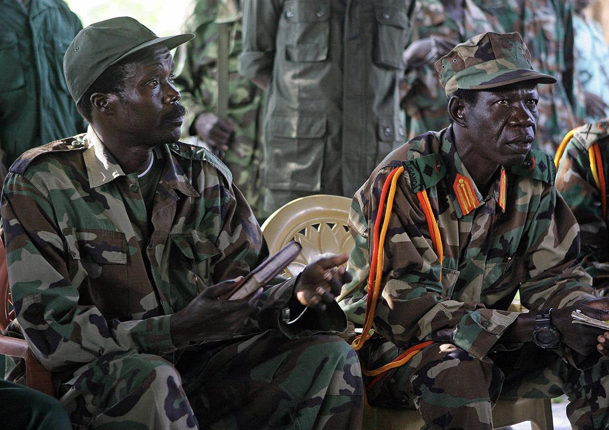 Herran vastarinta-armeijan (LRA) johtaja Joseph Kony (vasemmalla) on Afrikan etsityimpiä rikollisia. LRA on Konyn johdolla kaapannut kymmeniätuhansia lapsia sotilaiksi ja seksiorjiksi. Kuva: Stuart Price / AP / Lehtikuva