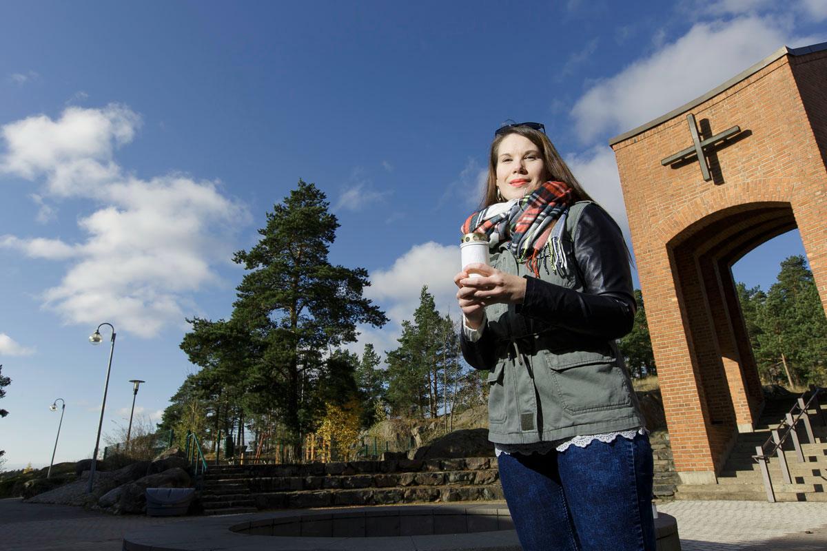 Rauha-mummi oli Anne Isokorvelle todella läheinen, ja he olivat tiiviisti yhteydessä loppuun asti. Isokorpi laskee pyhäinpäivänä kynttilän Leppävaaran kirkon pihaan ja muistelee mummia.