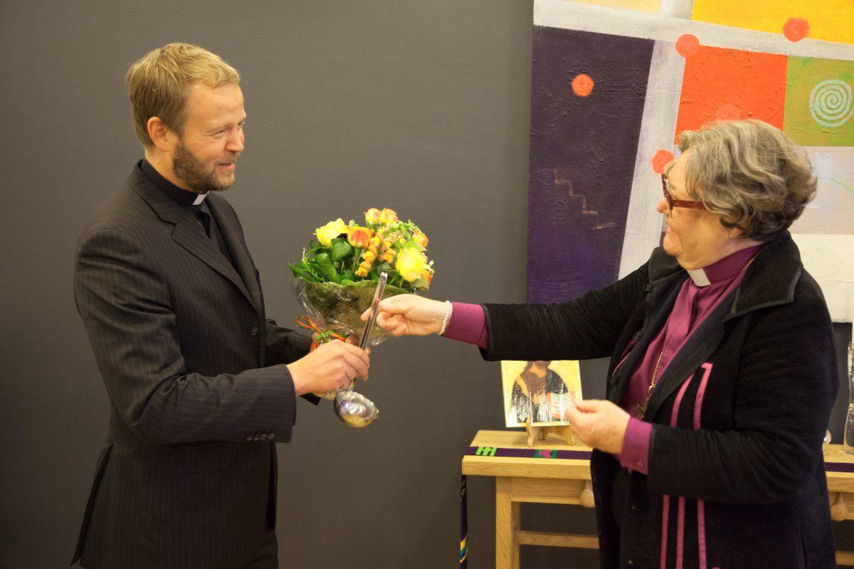 Helsingin tuleva piispa Teemu Laajasalo sai Irja Askolalta kukat tultuaan valituksi piispaksi.
