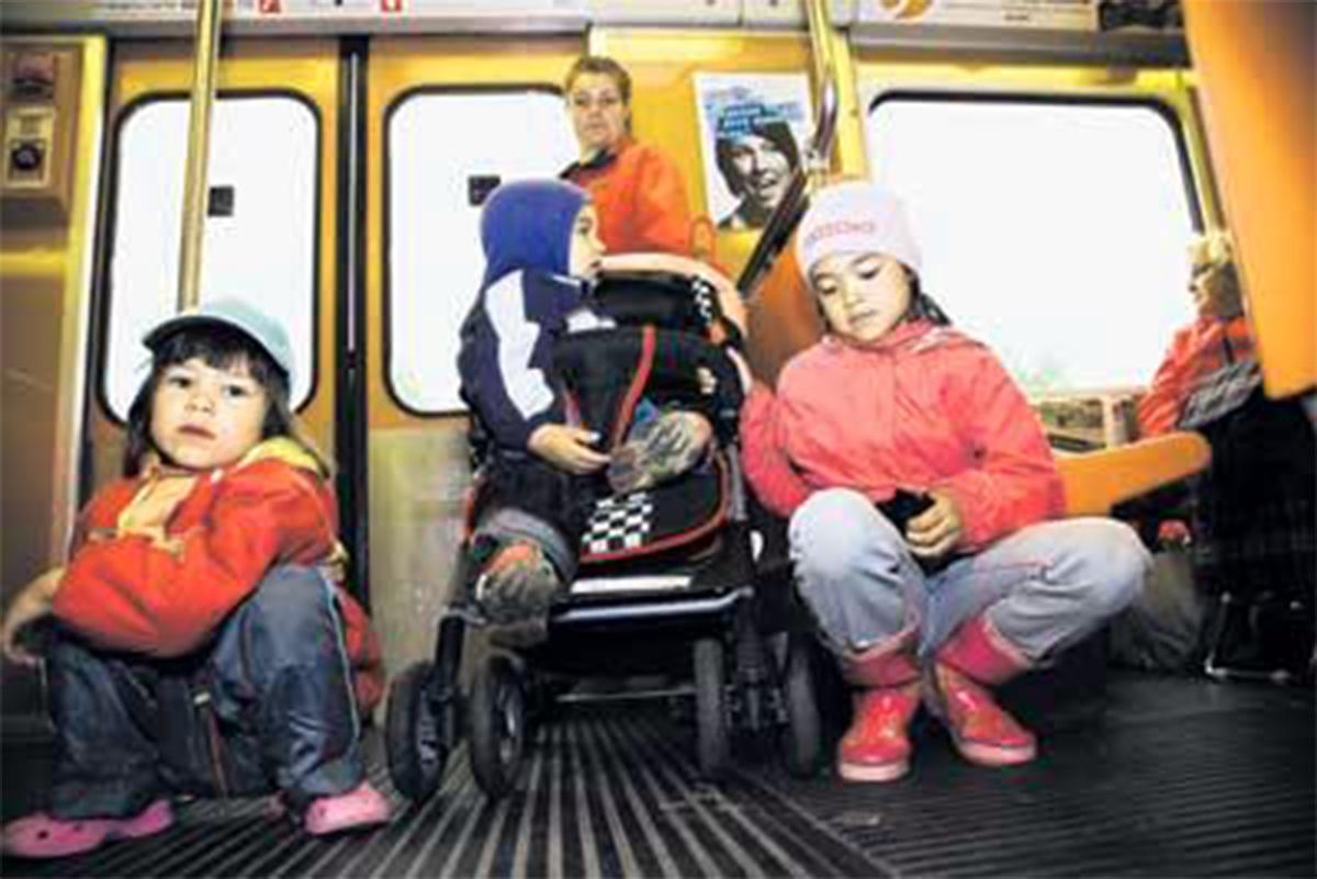 Merita Laakkoselle on kerrottu metrossa, että hänen lapsensa olisivat saaneet jäädä syntymättä. Laakkonen asuu Kivikossa viisivuotiaan Jeminan, kaksivuotiaan Pugalin ja kahdeksanvuotiaan Janen kanssa. Kuva: Sirpa Päivinen