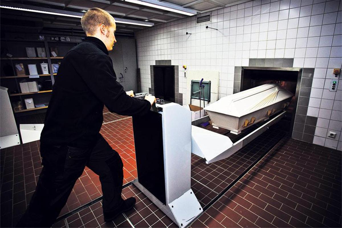 Ihminen muuttuu tuhkaksi. Jyrki Heiskanen työntää krematorion uuneihin useita vainajia päivässä. Kuva: Esko Jämsä