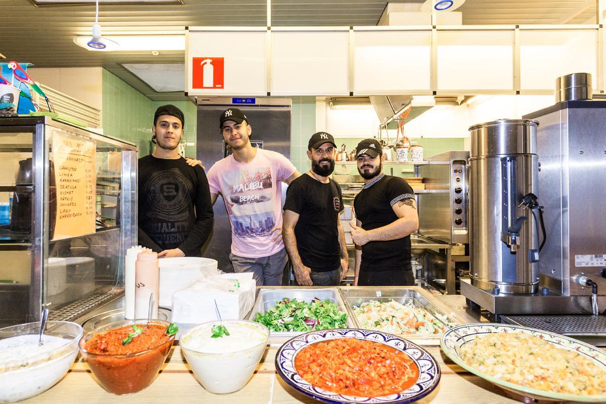 Startup Refugeesin Middle Feast -ravintolan tiimi eli Mustafa Jassem, Abdullah Jassem, Yousif Abed ja Yousif Ali.