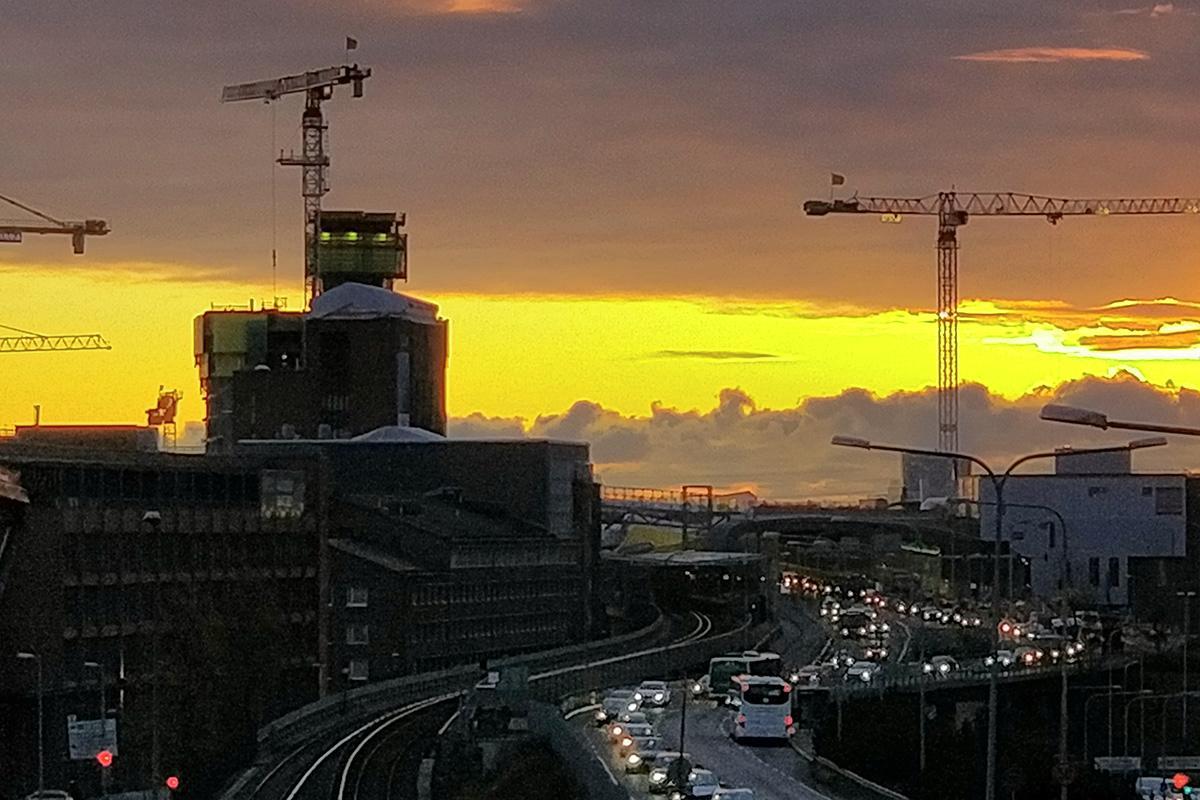 Jotkut kiirehtivät arkiaamuna töihin, toiset huume- tai korvauslääkeannokselle. Aurinko nousee lähellä D-asema Kurvia.