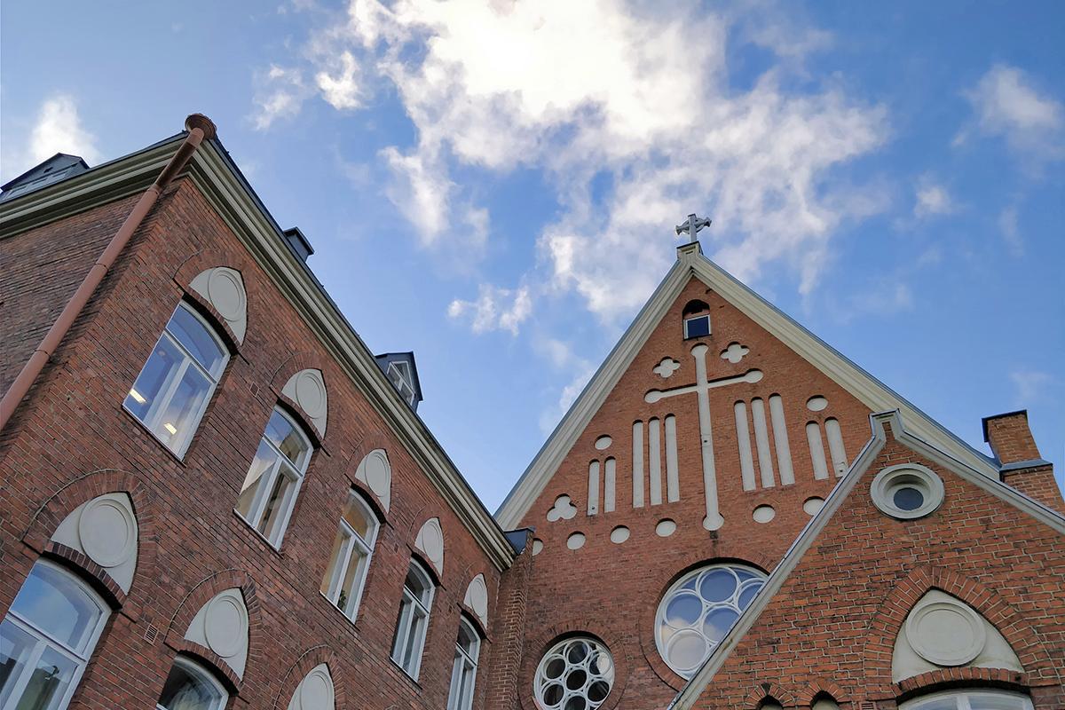 Mikko on osallistunut monen ystävänsä siunaustilaisuuteen Helsingin Diakonissalaitoksen kirkossa. Hän kantaa arkkua seuraavissa hautajaisissa. Diakonissalaitos pitää hautajaiset kaikille menehtyneille asiakkailleen ja asukkailleen, elleivät heidän omaisensa järjestä niitä.