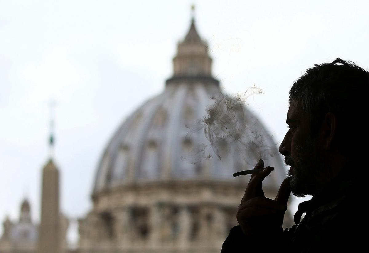 Vuoden 2018 alusta lähtien Vatikaanin alueella ei saa enää myydä tupakkaa.