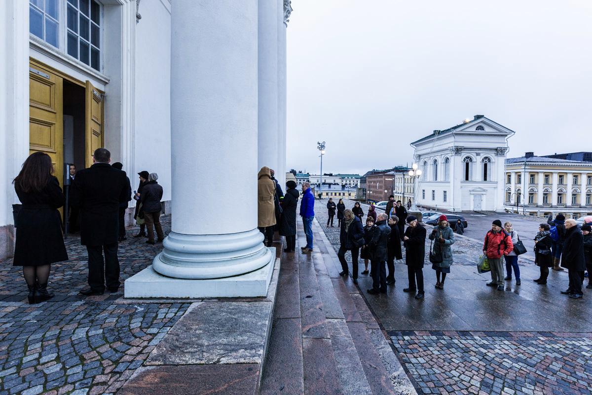 Yhdeksältä suntio Reeta Vähä-Ruona avaa tuomiokirkon ovet. Jonossa oli jo nelisenkymmentä innokasta. Kuva: Esko Jämsä.