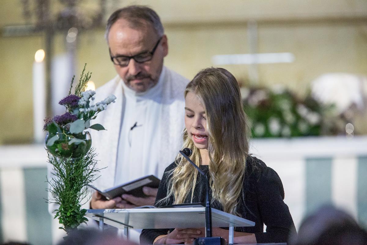 Teemu Laajasalon tytär toimi messussa esirukousavustajana. Taustalla tuomiorovasti Matti Poutiainen. Kuva: Markku Pihlaja.