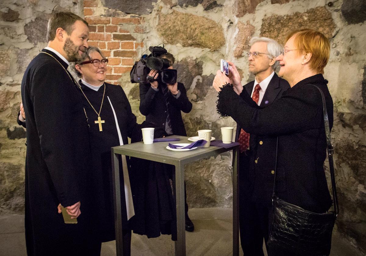 Presidentti Tarja Halonen halusi yhteiskuvan tuoreesta piispasta ja hänen edeltäjästään Irja Askolasta. Taustalla tohtori Pentti Arajärvi. Kuva: Esko Jämsä.