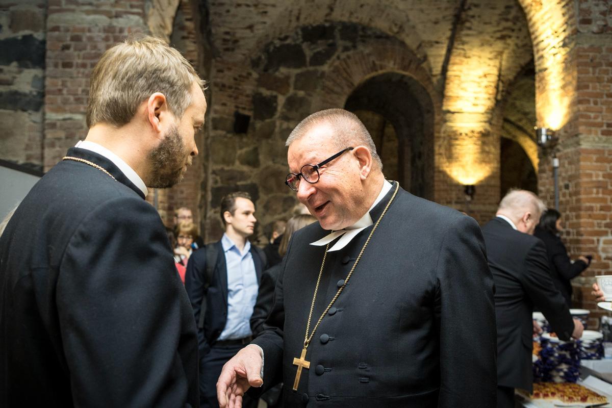 Piispa emeritus Eero Huovinen onnittelee vastavihittyä piispaa. Kuva: Markku Pihlaja.