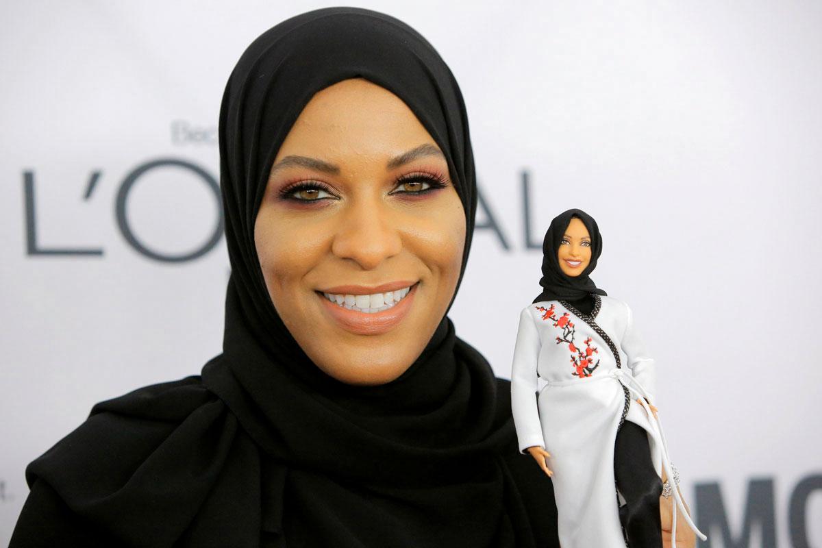 Olympiaurheilija Ibtihaj Muhammad oli esikuvana miekkailevalle Barbielle, joka käyttää hijabia.