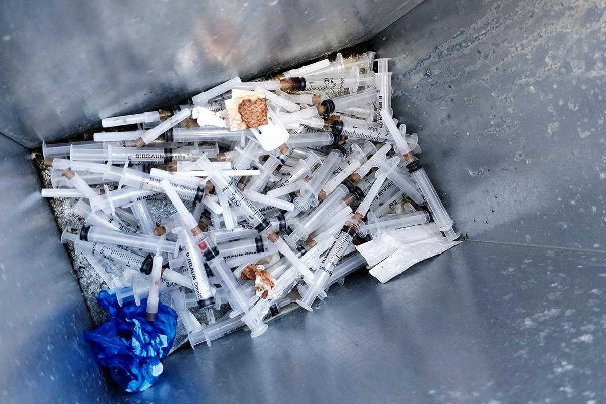Tältä näyttää huumeruiskujen keräysastian sisällä Katri Valan puistossa Sörnäisissä. Kuva: Pihla Tiihonen