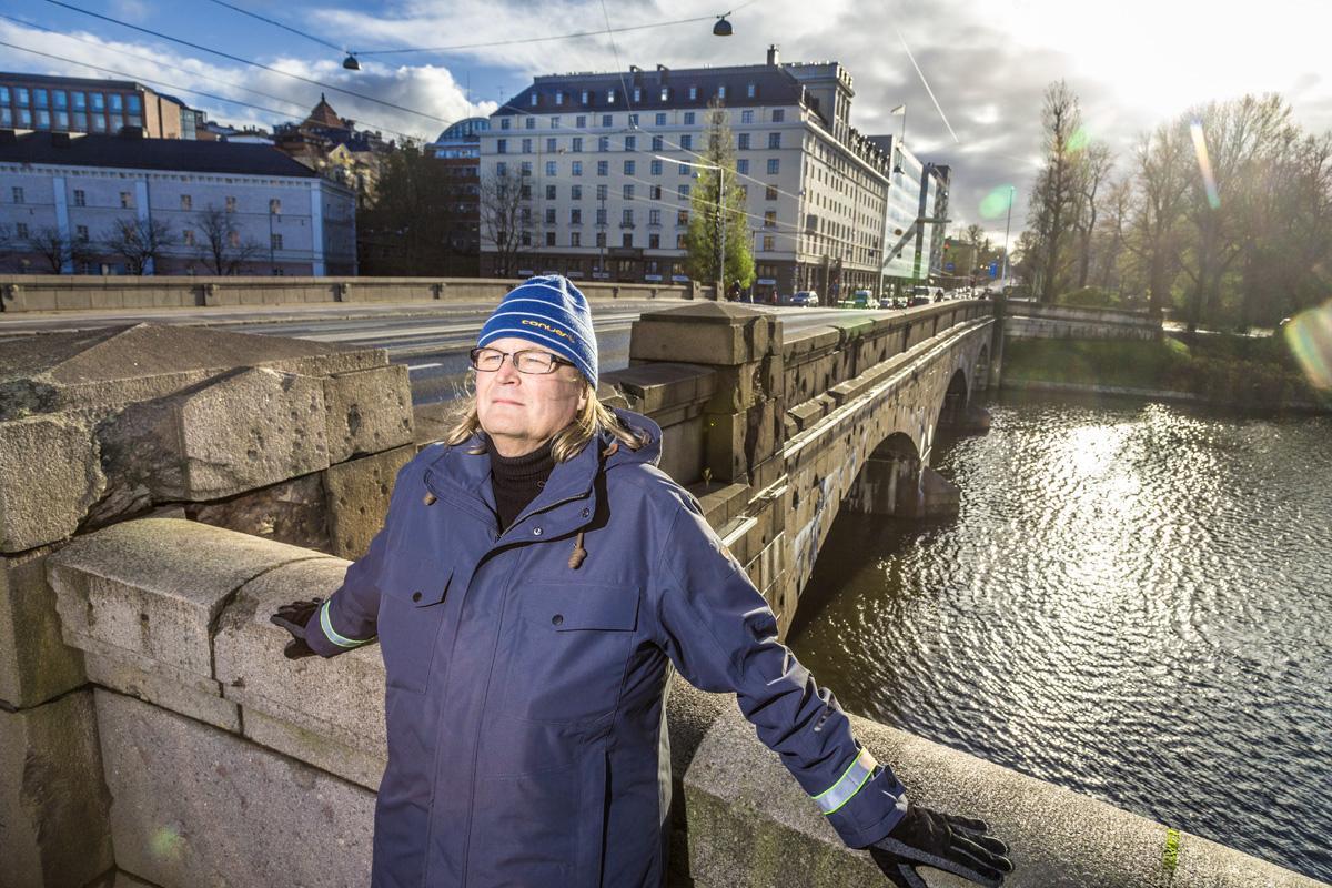 Pitkäsilta ylitetään Timo Saarron dekkarissa monta kertaa kiihkeissä tunnelmissa. Taustalla häämöttää Kevan toimitalo, jonka paikalla sijainnut talo on yksi romaanin keskeisistä tapahtumapaikoista.