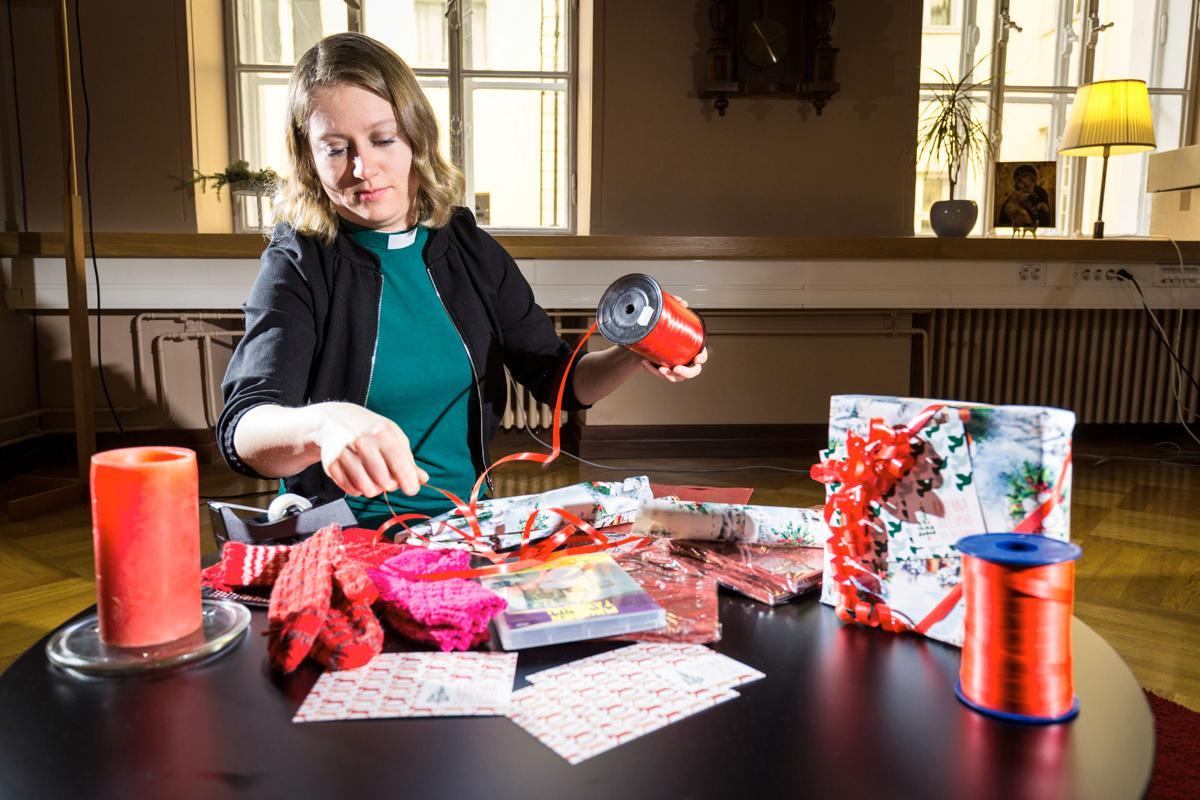 Diakoni Leena Kopperi kerää joululahjatoiveita ja järjestää lahjat saajille.