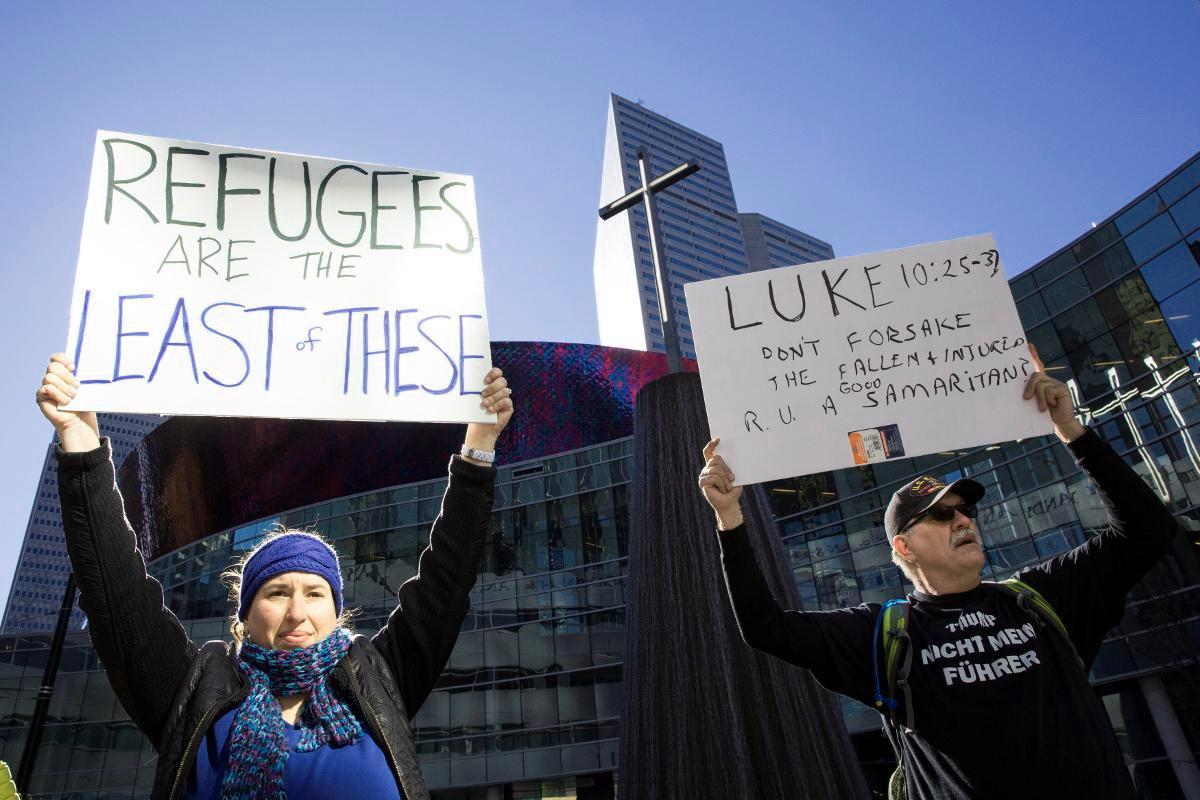 Kirkot ovat nousseet vastustamaan Donald Trumpin maahantulokieltoa pakolaisille ja seitsemän muslimimaan kansalaisille. Kuva mielenosoituksesta baptistikirkon edustalla Teksasissa.