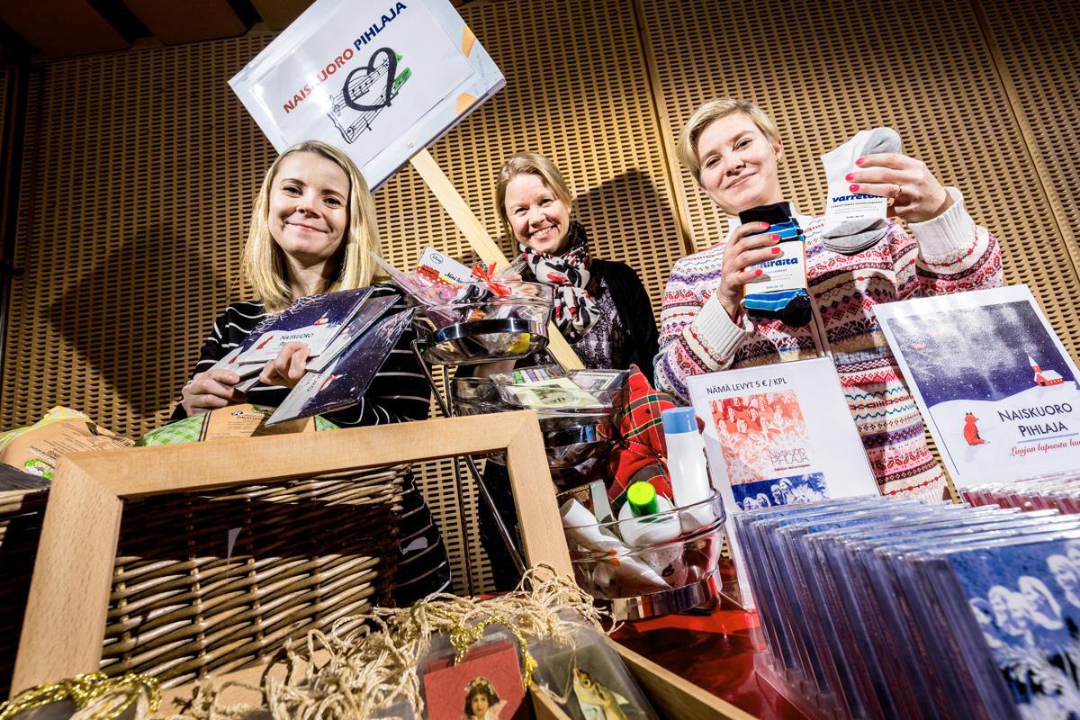 Naiskuoro Pihlajassa laulavat Annemari Toikkanen (vas.), Johanna Toivonen ja Olga Saavalainen ovat keränneet Viikin kirkolle monenlaista myytävää.