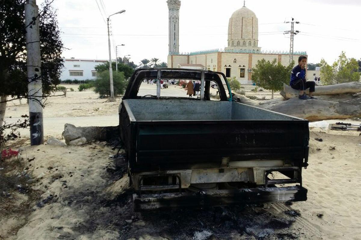Palanut auto Al-Rawda -moskeijan lähellä. Isisin iskussa tapettiin ainakin 305 ihmistä.
