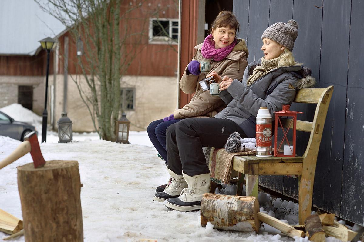 Mari Rantasila (vas.) ja Milka Ahlroth näyttelevät ystävyksiä, jotka viettävät erilaisen joulun luomutilalla.