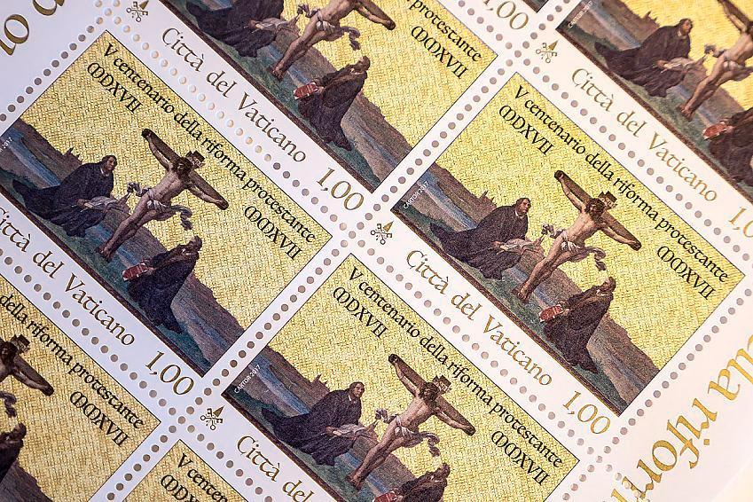 Vatikaanin julkaisi reformaation viisisataavuotisjuhlan kunniaksi postimerkin, jossa esiintyvät reformaattorit Martti Luther ja Philipp Melanchton.
