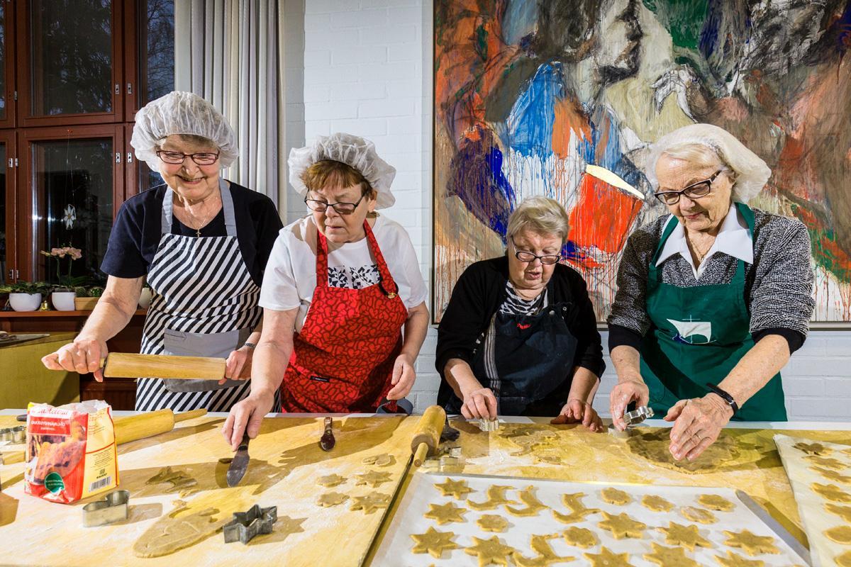 Seija Vilén, Eila Laaksolahti, Ritva Anttila ja Vieno Horttanainen leipovat Matinkylän lähetysmyyjäisiin pipareita.